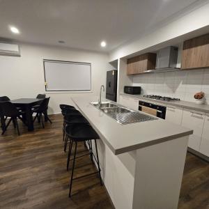 Η κουζίνα ή μικρή κουζίνα στο Premium 4BR Home Near Nature & Shops