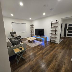 Μια τηλεόραση ή/και κέντρο ψυχαγωγίας στο Premium 4BR Home Near Nature & Shops