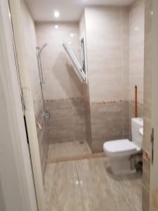 Long Island Resort - K25- Family only في مرسى مطروح: حمام مع مرحاض ودش مع دش