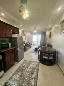 Long Island Resort - K25- Family only في مرسى مطروح: غرفة معيشة بها أريكة وطاولة +10 صور