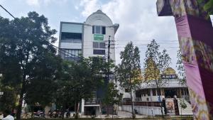 ビラースプルにあるHotel O Luxelineの前に木がある大きな白い建物 +9枚の写真