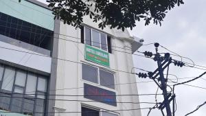 ビラースプルにあるHotel O Luxelineの側面に看板がある建物