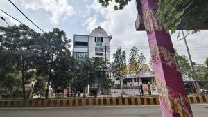 ビラースプルにあるHotel O Luxelineの背景の高い建物