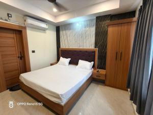 Ένα ή περισσότερα κρεβάτια σε δωμάτιο στο Hotel O NEW CLARK INN & BANQUET