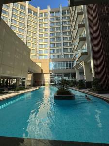 BagamAston Apartment 16-07的大楼前的一个大型游泳池