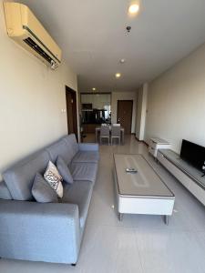 BagamAston Apartment 16-07的带沙发和咖啡桌的客厅