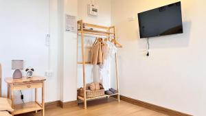 a room with a flat screen tv on a wall at Oxygen-phamee in Ban Pha Mi