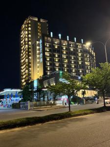 BagamAston Apartment 16-07的夜晚的大楼和街道