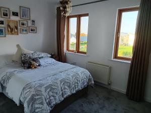 FernsにあるRoom with rural viewsのテディベアのベッドがある寝室