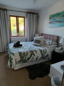 FernsにあるRoom with rural viewsのベッドと窓のある寝室