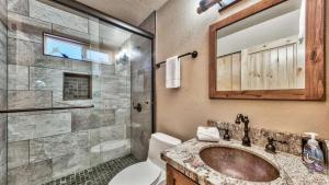 un bagno con lavandino, WC e doccia di COH0809 - Brule Haven home a Lake Tahoe Airport