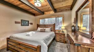 una camera da letto con un letto, una scrivania e una finestra di COH0809 - Brule Haven home a Lake Tahoe Airport