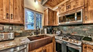 una cucina con mobili in legno, un lavello e una stufa di COH0809 - Brule Haven home a Lake Tahoe Airport