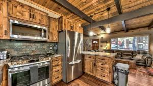 una cucina con mobili in legno e un frigorifero in acciaio inossidabile di COH0809 - Brule Haven home a Lake Tahoe Airport Altre 15 foto