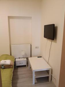 ein kleines Wohnzimmer mit einem Sofa und einem TV in der Unterkunft Spital 1 cameră living in Târgu Mureș