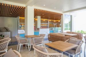 ディグラにあるParadise Foundのテーブルと椅子とキッチンのあるレストラン