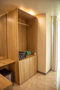 ディグラにあるParadise Foundのラジオ付きのキャビネットが備わる部屋