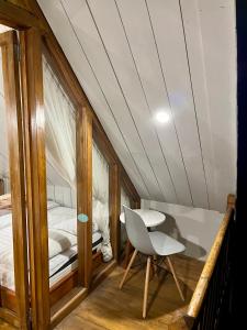 Ένα ή περισσότερα κρεβάτια σε δωμάτιο στο Cabin Veri Dieng By Villafamilyhouse +6 φωτογραφίες