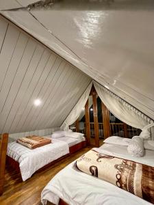 Ένα ή περισσότερα κρεβάτια σε δωμάτιο στο Cabin Veri Dieng By Villafamilyhouse