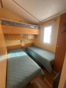 En eller flere senge i et værelse på Fantastic house