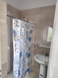 a bathroom with a shower curtain and a sink at immeuble brini in Kairouan