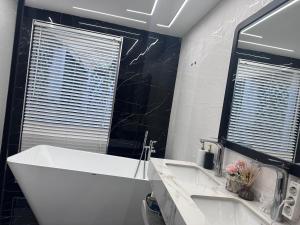 Ένα μπάνιο στο Home Love and Laughter