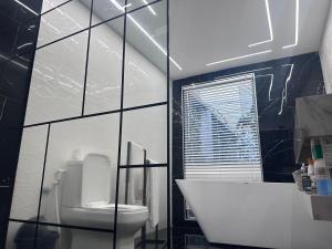 Ένα μπάνιο στο Home Love and Laughter