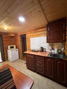 Η κουζίνα ή μικρή κουζίνα στο Ліова тиша номер - 3