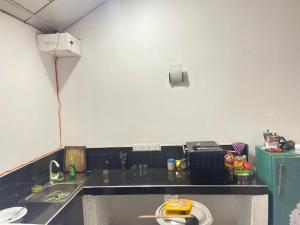 una cocina con fregadero y encimera en Kuma Surf Camp Hostel, en Weligama 6 fotos más