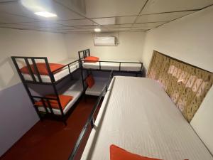 una habitación con dos literas y una mesa en Kuma Surf Camp Hostel, en Weligama