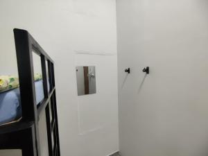 TV a/nebo společenská místnost v ubytování NestIQ Hostel + 28 fotografií