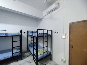 Postel nebo postele na pokoji v ubytování NestIQ Hostel