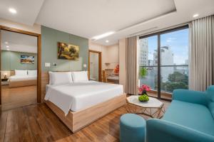 une chambre avec un lit et un salon dans l'établissement Happy House Hotel & Apartment, à Đà Nẵng 26 autres photos