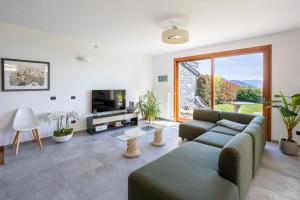 Μια τηλεόραση ή/και κέντρο ψυχαγωγίας στο Relaxing Oasis Villa with Private Pool & View