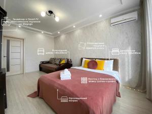 een slaapkamer met een bed met labels aan de muur bij Комфортна 1к квартира в ЖК Лісовий Квартал in Brovary +3 foto's