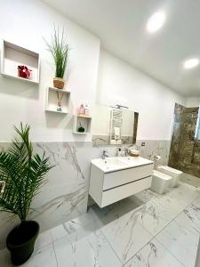 尼凯利诺Casa del sole的带水槽和马桶的白色浴室 更多16张照片