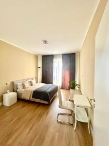 尼凯利诺Casa del sole的一间卧室，里面有一张床、一张桌子和一把椅子