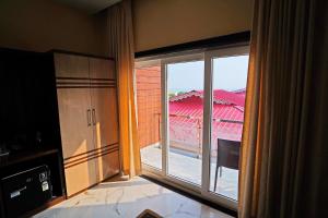 Zimmer mit Fenster und Blick auf ein Gebäude in der Unterkunft Prasant Beach Resort Mandarmani in Mandarmani