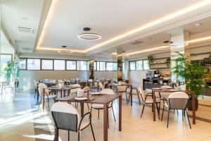 a dining room with tables and chairs at Hotel Ulisse in Marina Romea