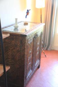 un armadio in legno con ripiano in una stanza di Grande maison Art Nouveau entre mer & garrigue, charme et loisirs au cœur du Sud a Gabian Altre 53 foto