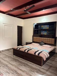 Postel nebo postele na pokoji v ubytování Sanatan Homestay