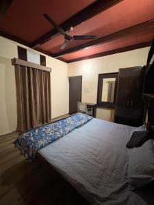 Postel nebo postele na pokoji v ubytování Sanatan Homestay