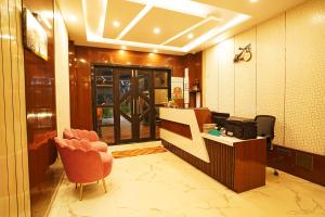eine Lobby mit einem Wartebereich mit einem Schreibtisch und Stühlen in der Unterkunft Prasant Beach Resort Mandarmani in Mandarmani + 94 Fotos