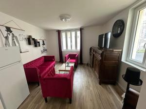 フェカンにあるCaptain YOO - Antre de Lupin - Relevez le défi !のリビングルーム(赤い椅子2脚、テレビ付)