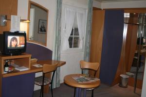 TV a/nebo společenská místnost v ubytování LOGIS DES CHEVALIERS & ROCK SPA WELLNESS Esch sur Sure + 6 fotografií