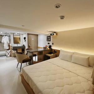 Postel nebo postele na pokoji v ubytování Đông Như 7 Hotel + 10 fotografií