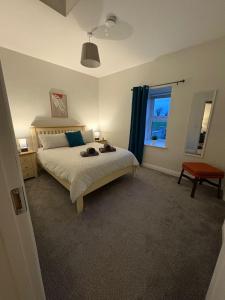 ein Schlafzimmer mit einem Bett und einem Fenster in der Unterkunft Patsys Cottage in Ballyshannon + 29 Fotos