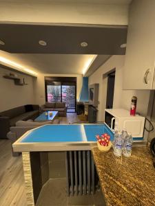 佛雷亚The Cozy Inn - Sapphire的厨房以及带蓝色台面的起居室。