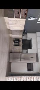 eine Küche mit einem Edelstahlherd oberen Backofen in der Unterkunft The Eyrie in Nelspruit