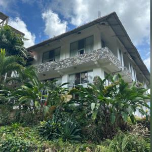 Taman di luar Robarosiya Ella